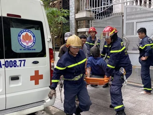 Cứu người đàn ông gặp nạn trên mái nhà  ảnh 2