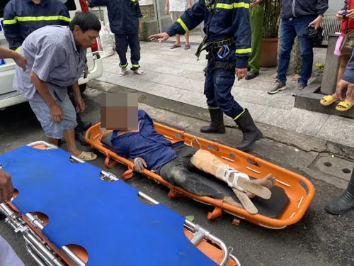 Cứu người đàn ông gặp nạn trên mái nhà  ảnh 4