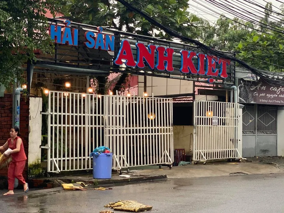 Tạm giữ 3 thanh niên đánh chết cụ ông ở quán nhậu  ảnh 1