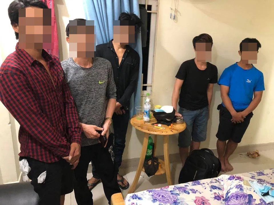 Các đối tượng cùng tang vật tại thời điểm công an ập vào kiểm tra