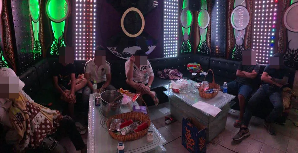 Kiểm tra nhiều khách sạn, phòng thu âm tại quận Bình Tân, phát hiện gần 60 người dương tính với ma túy ảnh 2