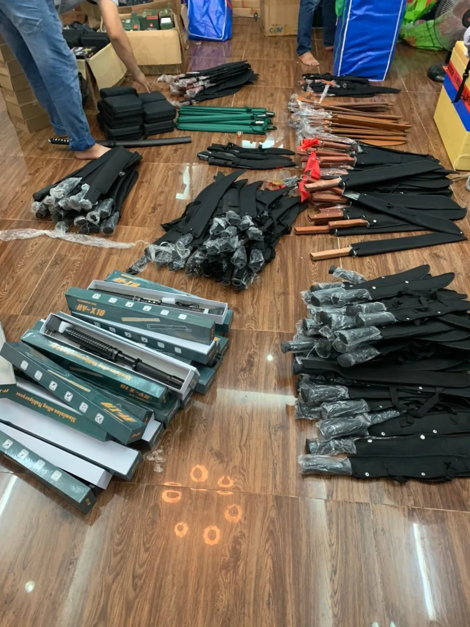 Phát hiện kho vũ khí, công cụ hỗ trợ ở vùng ven TPHCM ảnh 4