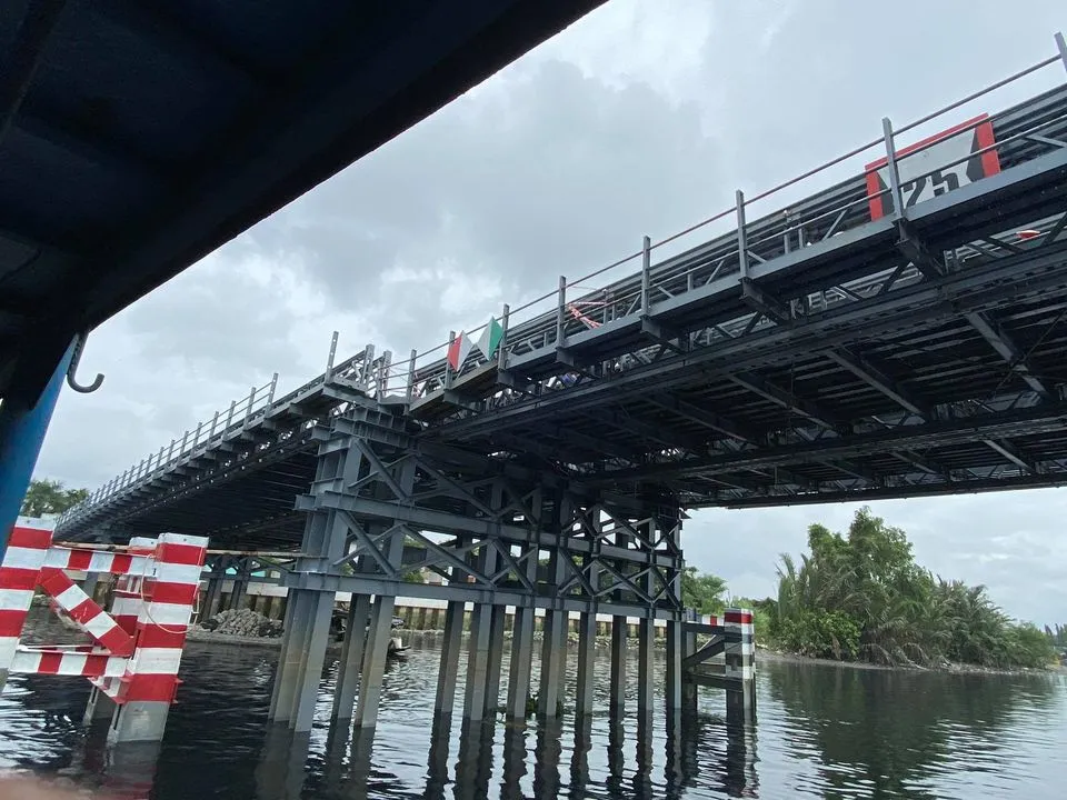 Sà lan tông sụp mố cầu cầu sắt An Phú Đông ảnh 1