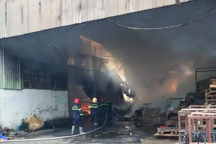 Cháy xưởng gỗ trong Khu công nghiệp Bình Chiểu, quận Thủ Đức ảnh 2