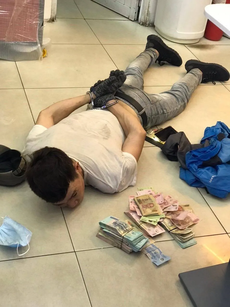 Bắt đối tượng đột nhập, phá két sắt lấy trộm tiền tại  FPT Shop ảnh 2