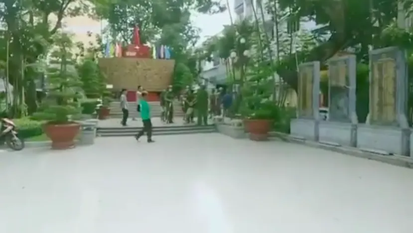 Người đàn ông nghi tâm thần cầm hung khí gây náo loạn khu dân cư ở quận 3 ảnh 1