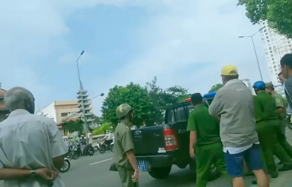 Người đàn ông nghi tâm thần cầm hung khí gây náo loạn khu dân cư ở quận 3 ảnh 2