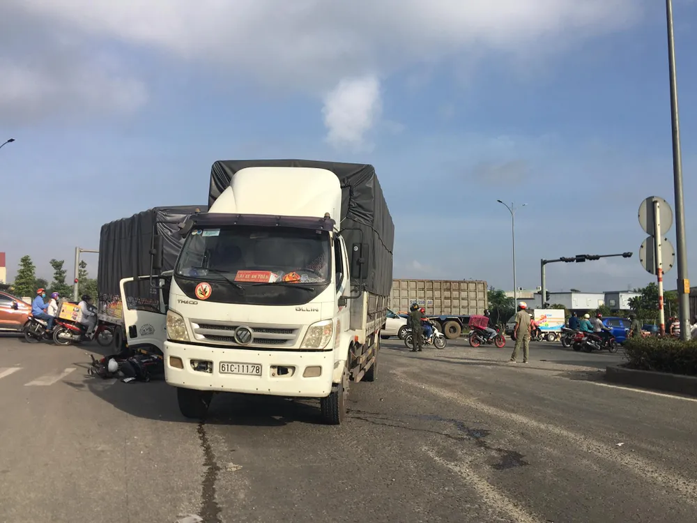 Xe container tông nhiều phương tiện đang chờ đèn đỏ ảnh 3