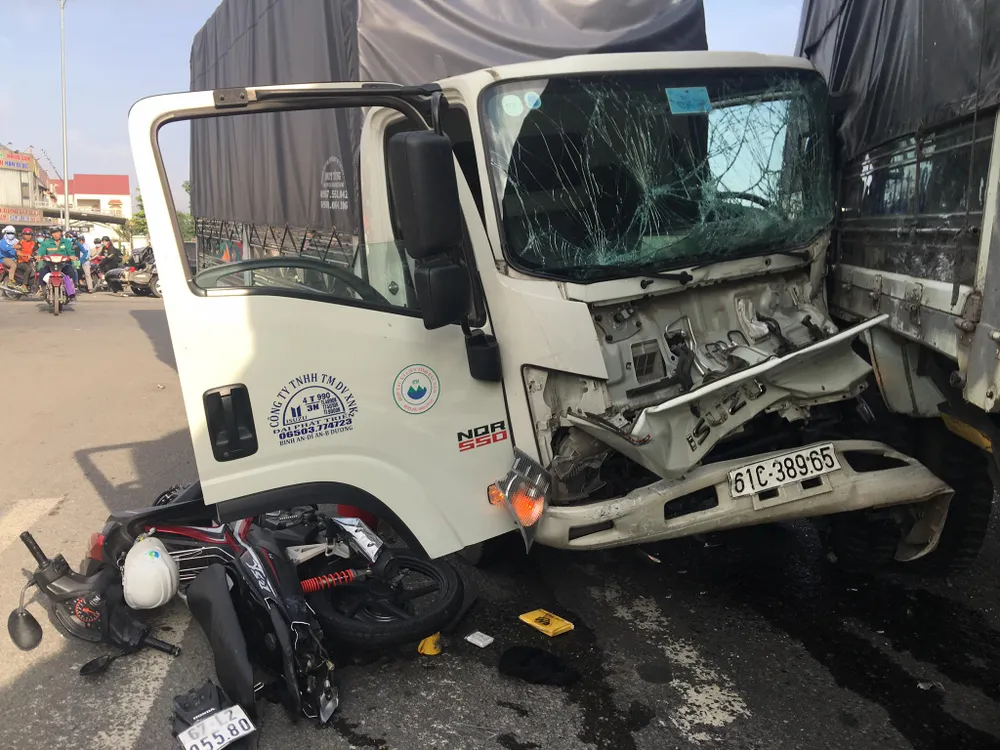 Xe container tông nhiều phương tiện đang chờ đèn đỏ ảnh 1