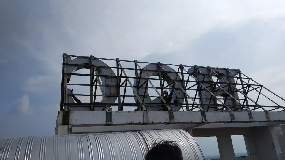 Giải cứu thanh niên leo lên tầng thượng chung cư dọa tự tử ảnh 5