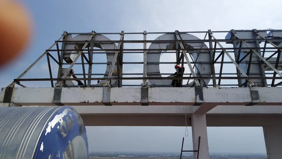 Giải cứu thanh niên leo lên tầng thượng chung cư dọa tự tử ảnh 6