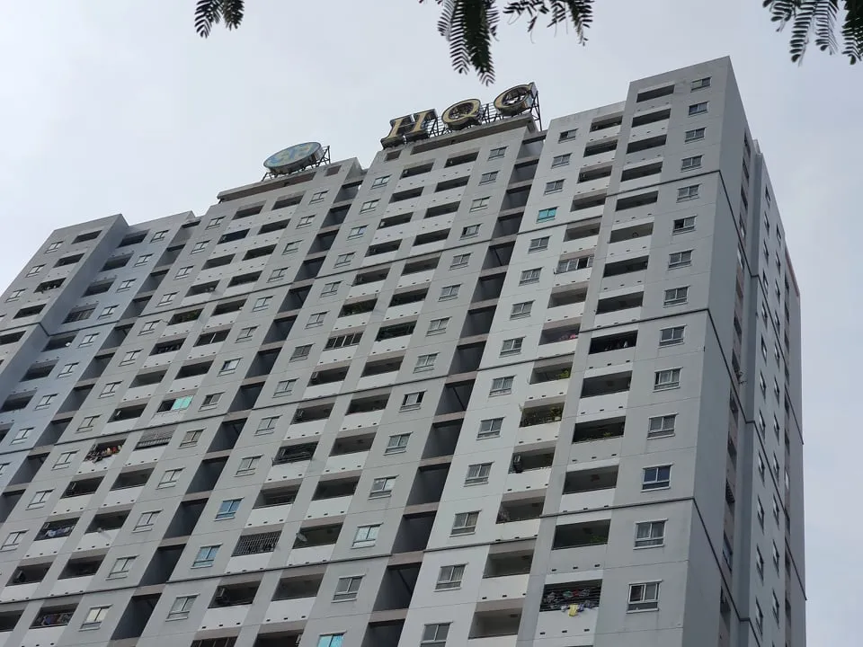 Giải cứu thanh niên leo lên tầng thượng chung cư dọa tự tử ảnh 1