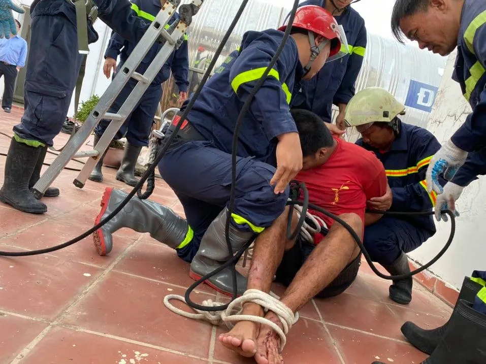 Giải cứu thanh niên leo lên tầng thượng chung cư dọa tự tử ảnh 8