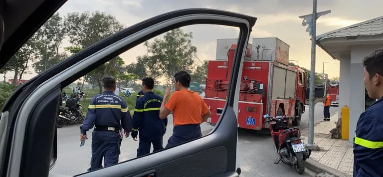 Giải cứu thanh niên leo lên tầng thượng chung cư dọa tự tử ảnh 2