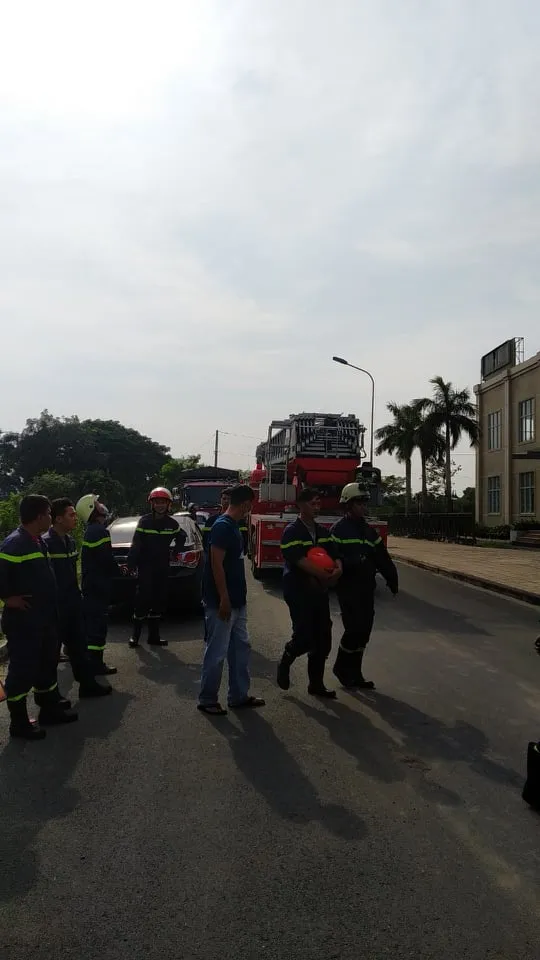 Giải cứu thanh niên leo lên tầng thượng chung cư dọa tự tử ảnh 3