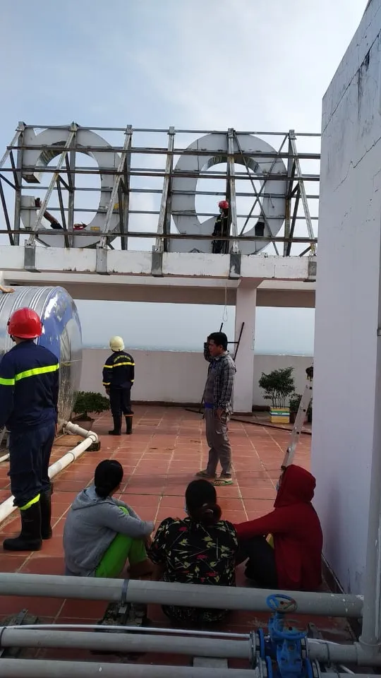 Giải cứu thanh niên leo lên tầng thượng chung cư dọa tự tử ảnh 7