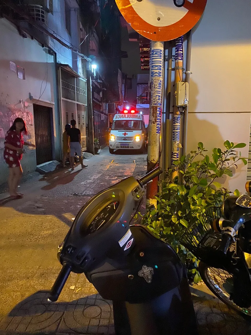 Khống chế thanh niên ngáo đá tấn công khiến 1 trung uý công an bị thương ảnh 2