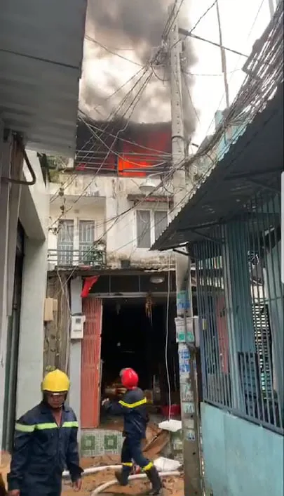 Cháy nhà dân ở đường Tân Hòa Đông, quận 6  ảnh 2
