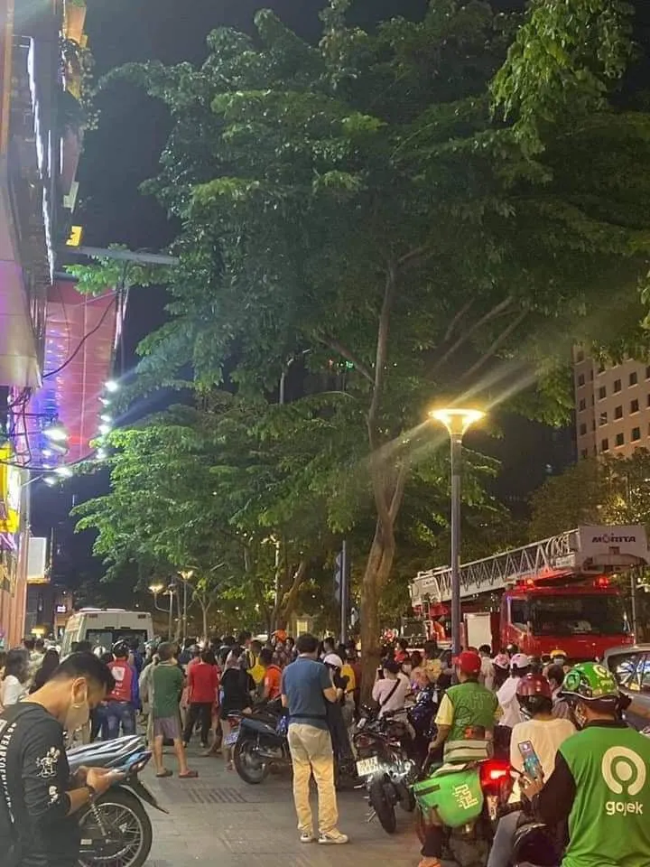 Giải cứu người phụ nữ rơi chung cư ở phố đi bộ Nguyễn Huệ, quận 1 ảnh 1