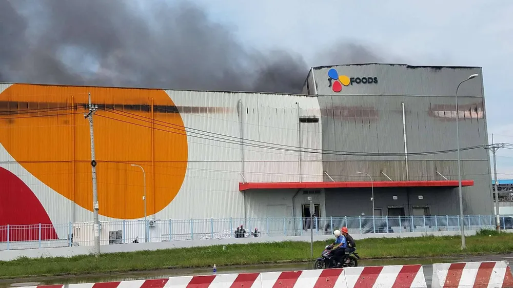 Hàng trăm chiến sĩ tham gia chữa cháy ở nhà máy Công ty Cầu Tre ảnh 8