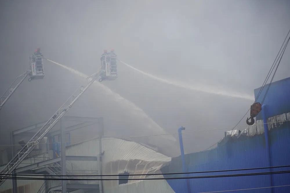 Hàng trăm chiến sĩ tham gia chữa cháy ở nhà máy Công ty Cầu Tre ảnh 18