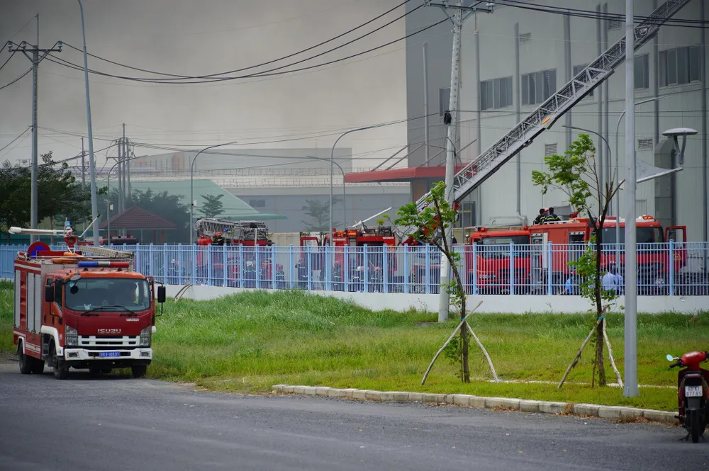 Hàng trăm chiến sĩ tham gia chữa cháy ở nhà máy Công ty Cầu Tre ảnh 16