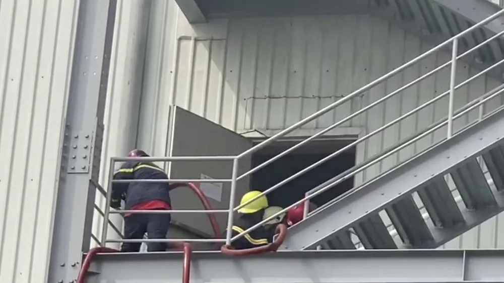 Hàng trăm chiến sĩ tham gia chữa cháy ở nhà máy Công ty Cầu Tre ảnh 6