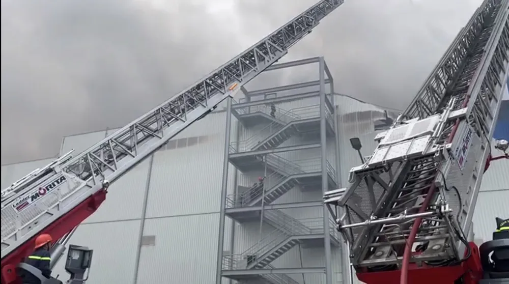 Hàng trăm chiến sĩ tham gia chữa cháy ở nhà máy Công ty Cầu Tre ảnh 5