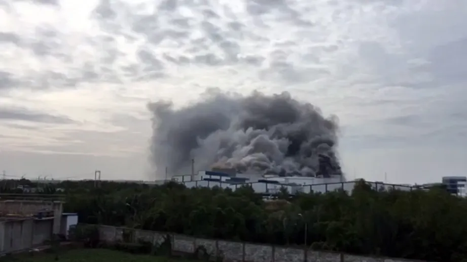 Hàng trăm chiến sĩ tham gia chữa cháy ở nhà máy Công ty Cầu Tre ảnh 11