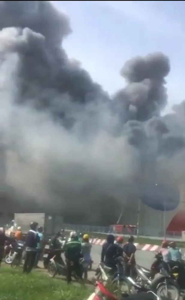 Hàng trăm chiến sĩ tham gia chữa cháy ở nhà máy Công ty Cầu Tre ảnh 12