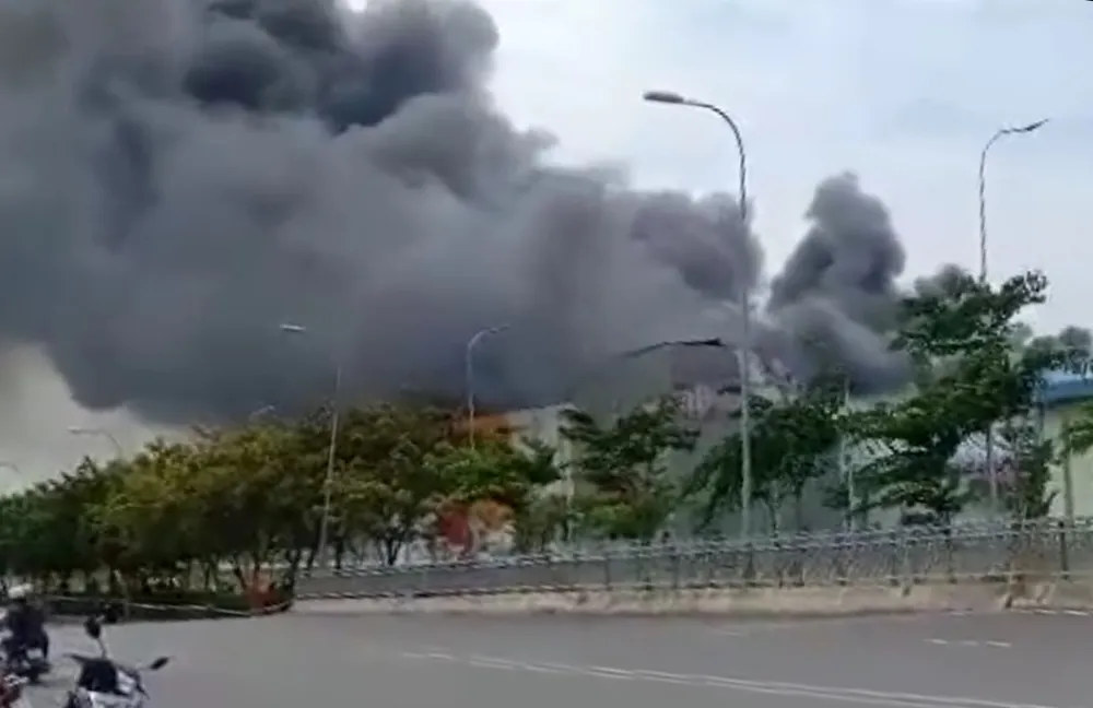 Hàng trăm chiến sĩ tham gia chữa cháy ở nhà máy Công ty Cầu Tre ảnh 14