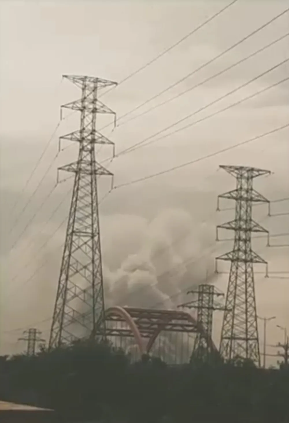 Hàng trăm chiến sĩ tham gia chữa cháy ở nhà máy Công ty Cầu Tre ảnh 15