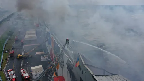 Hàng trăm chiến sĩ tham gia chữa cháy ở nhà máy Công ty Cầu Tre ảnh 19