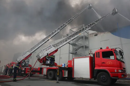 Hàng trăm chiến sĩ tham gia chữa cháy ở nhà máy Công ty Cầu Tre ảnh 20