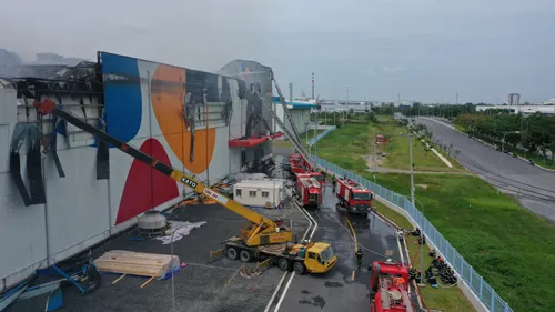 Hàng trăm chiến sĩ tham gia chữa cháy ở nhà máy Công ty Cầu Tre ảnh 25