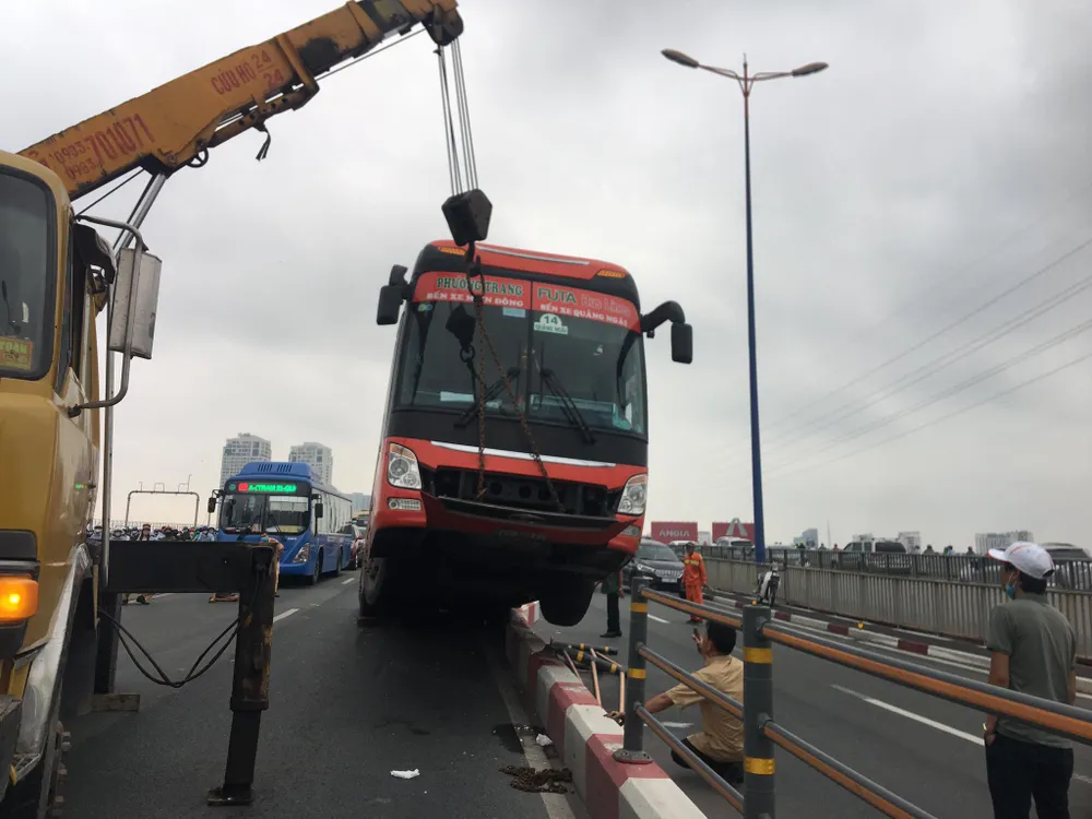 Xe khách leo lên dải phân cách trên cầu Sài Gòn, giao thông tê liệt nhiều giờ ảnh 1