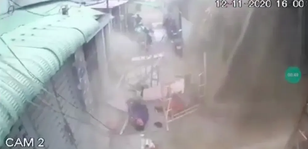 Đứt cáp công trình xây dựng ở quận Tân Bình, 3 công nhân bị thương ảnh 1