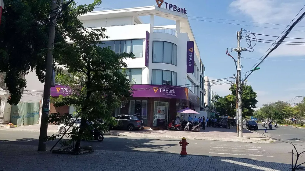 Khởi tố kẻ tẩm xăng doạ đốt, cướp tiền ngân hàng ở quận Bình Tân ảnh 2