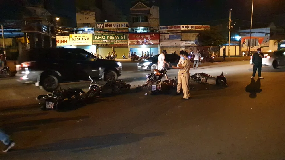 Xe ô tô “điên” tông nhiều xe máy khiến nhiều người bị thương ảnh 9