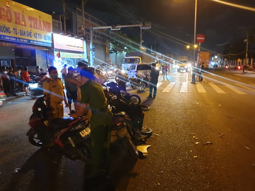 Xe ô tô “điên” tông nhiều xe máy khiến nhiều người bị thương ảnh 1