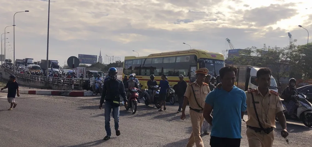 Bắt khẩn cấp tài xế chạy xe ben tông vào xe CSGT ảnh 3