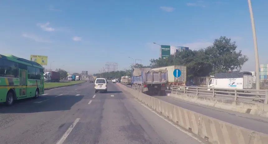 Bắt khẩn cấp tài xế chạy xe ben tông vào xe CSGT ảnh 2