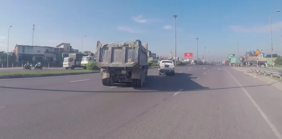 Bắt khẩn cấp tài xế chạy xe ben tông vào xe CSGT ảnh 1