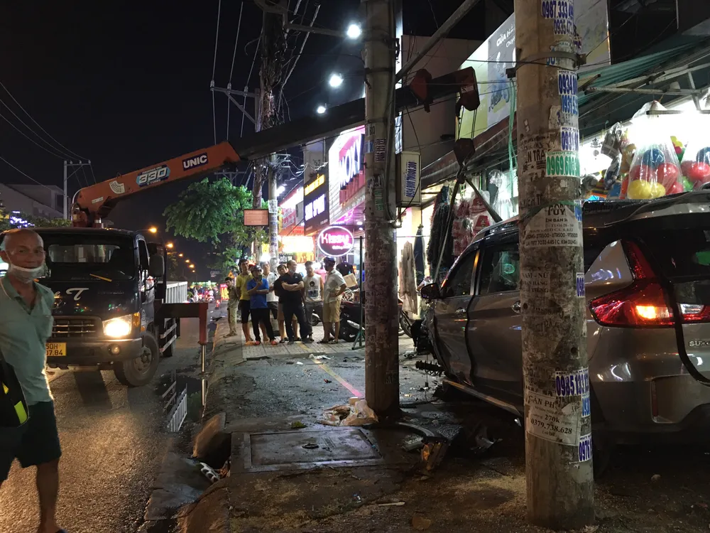 Ô tô “điên” tông nhiều xe máy rồi lao vào nhà dân ở quận 12 ảnh 2