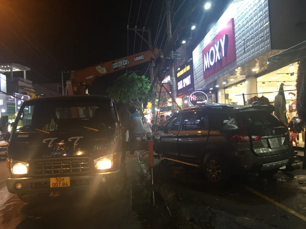 Ô tô “điên” tông nhiều xe máy rồi lao vào nhà dân ở quận 12 ảnh 3