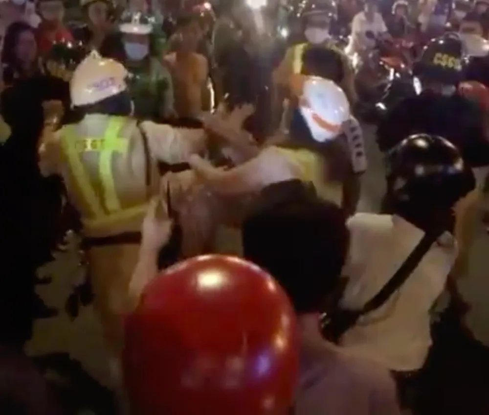 Xôn xao clip ghi cảnh hỗn loạn khi nam thanh niên say xỉn phản ứng lại CSGT ảnh 1