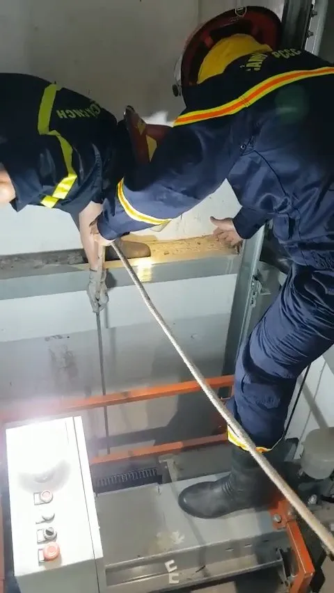 Giải cứu thành công cô gái mắc kẹt trong thang máy bị rơi ảnh 1
