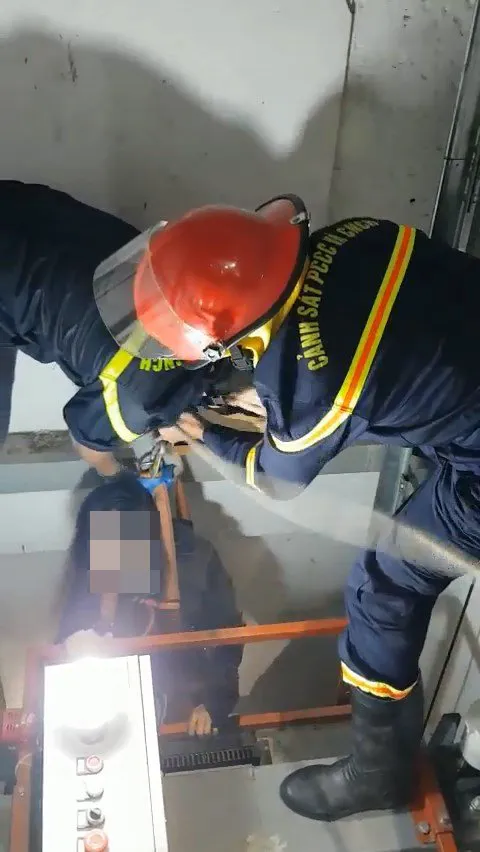 Giải cứu thành công cô gái mắc kẹt trong thang máy bị rơi ảnh 2