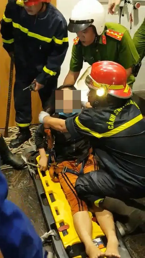 Giải cứu thành công cô gái mắc kẹt trong thang máy bị rơi ảnh 4