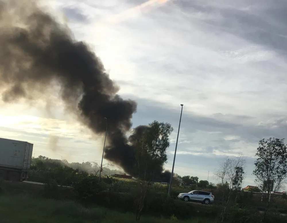 Cháy bãi xe ở quận 9 khiến nhiều xe bị thiêu rụi  ảnh 2